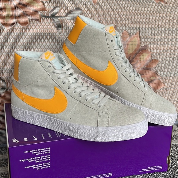 Nike Men’s SB Zoom Blazer Mid
Summit White/Summit White/Laser Orange
Skate Shoes - Picture 5 of 16